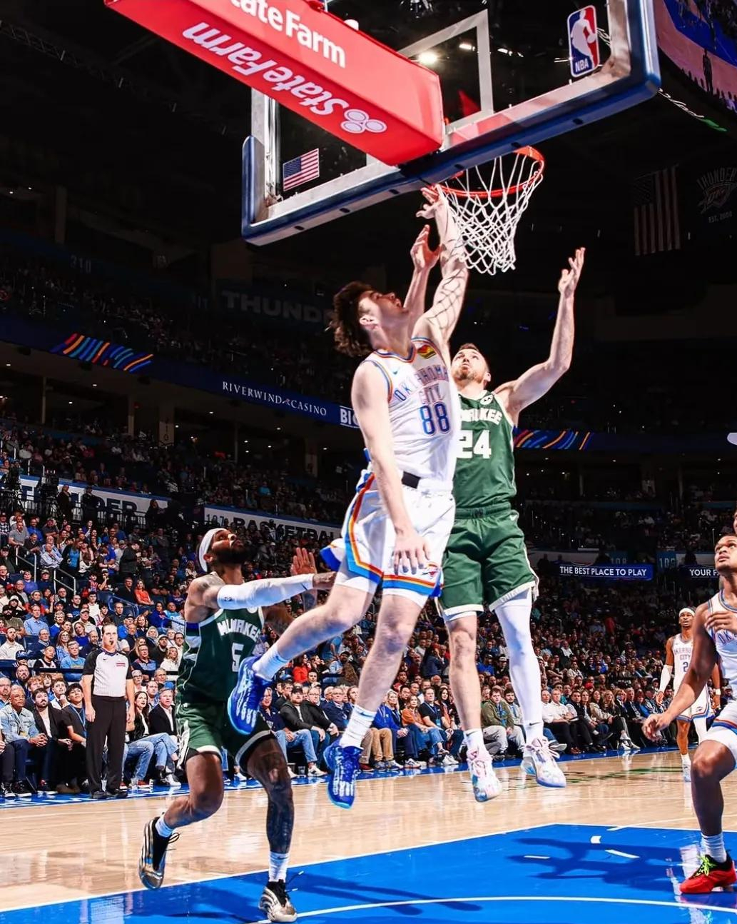 雄鹿B队强势意大利男篮，浓眉制霸全场