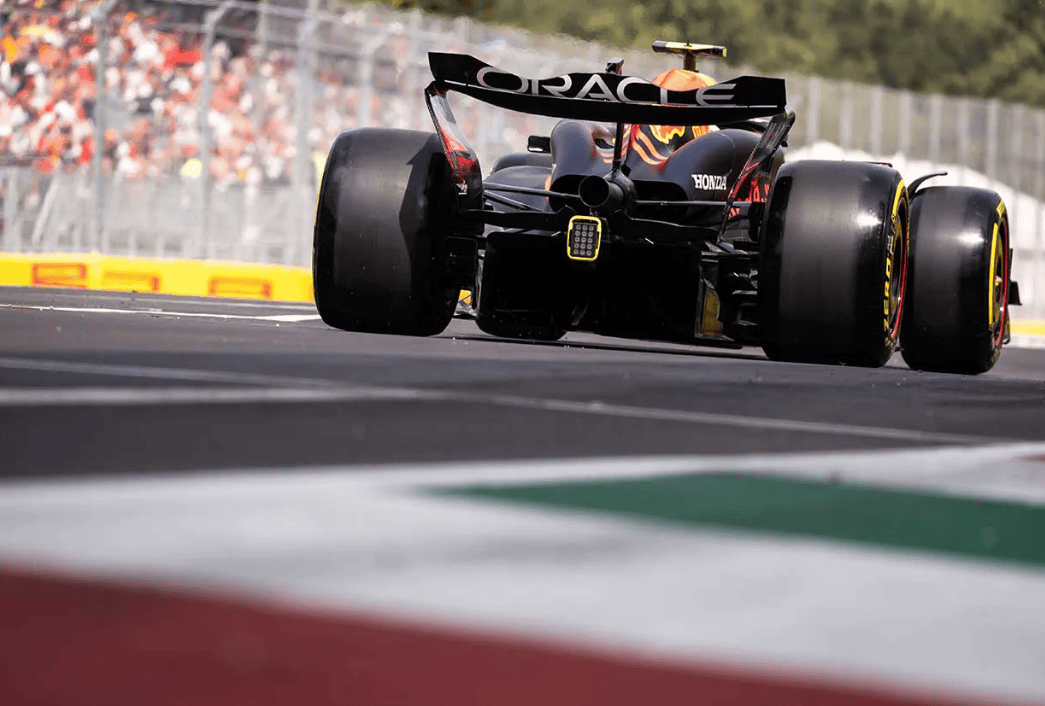 梅赛德斯险胜迈凯伦，佩雷兹高光表现的简单介绍